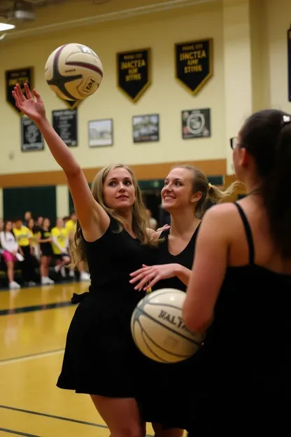 Les filles de Newton jouent au ballon avec tout leur might