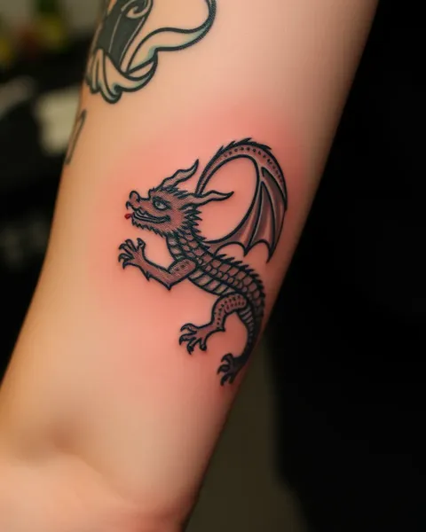 Petit dragon tatoué sur le poignet ou le bras