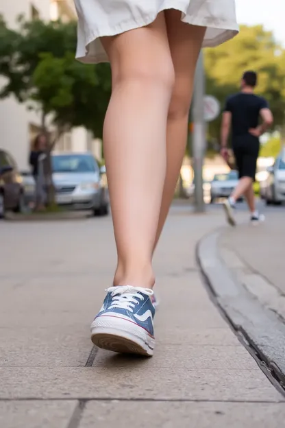 Situation étrange de chaussure de fille coincée dans le trottoir