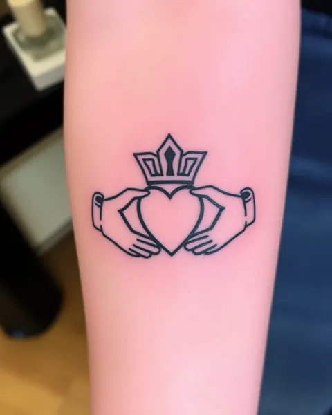 Tatouage de bague Claddagh symbolise l'amour et la loyauté