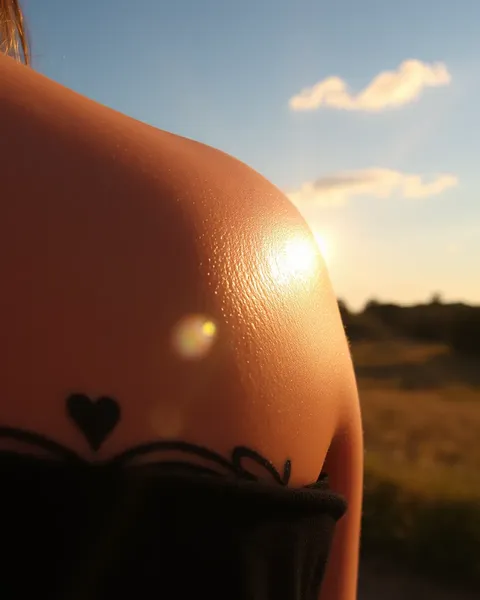 Tatouer des taches solaires sur la surface de la peau