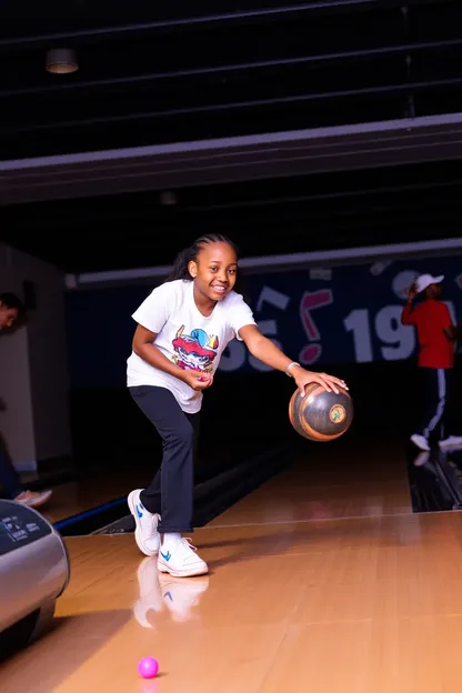 Énergie Juvénile de la Fille Noire sur la Piste de Bowling