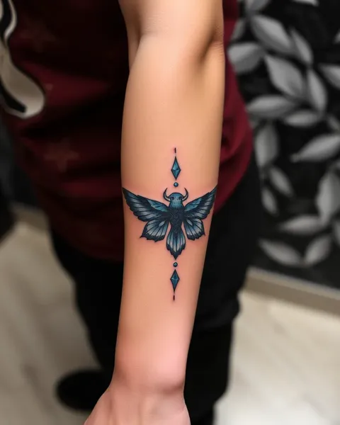 Desenho de Tatuagem de Tinta Azul Popular para Homens