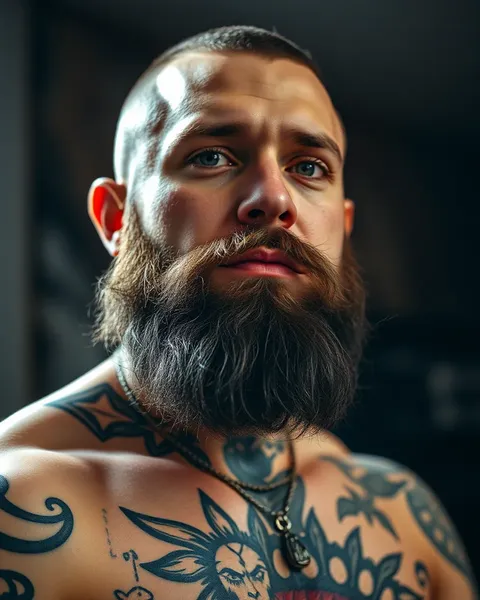 Estrela de Pornografia Masculina com Barba e Tatuagens