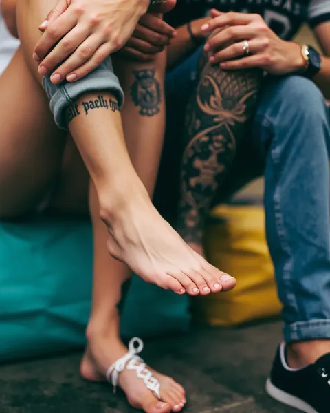 Homens com Tatuagens de Pé: Arte Corporal Única