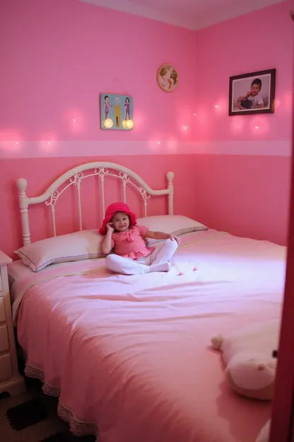 Quarto de garota com colchas e cortinas rosa e lilás