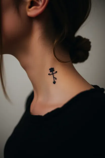 Tatuagem Pequena na Garganta da Menina